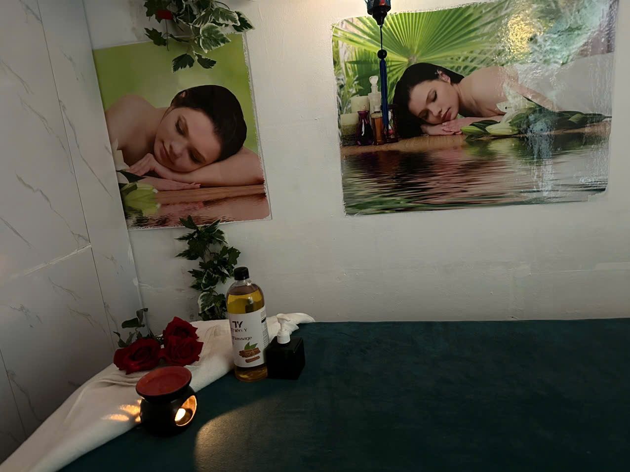 Phòng massage Cico Spa với ánh nến, dầu massage và hoa hồng