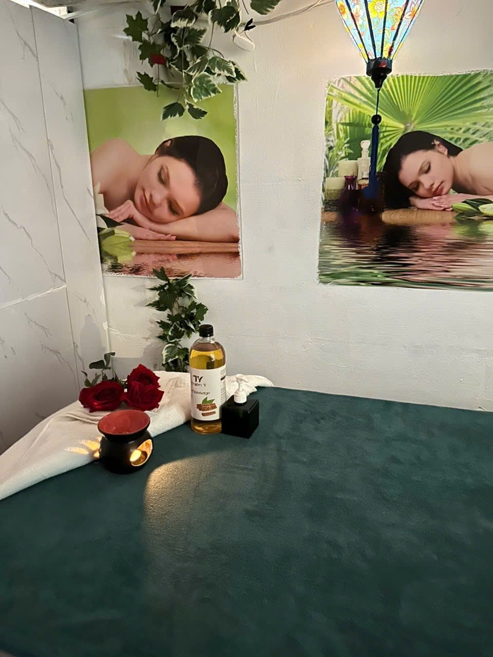 Giường trị liệu tại Cico Spa với nến và dầu massage